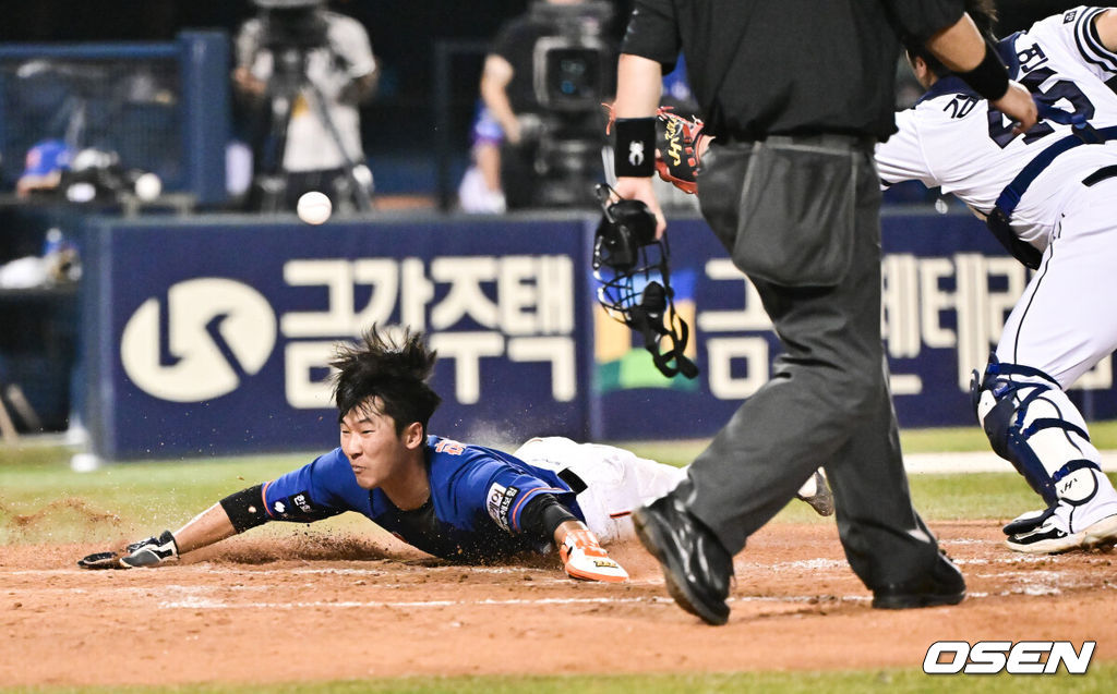 23일 오후 서울 잠실야구장에서 ‘2024 신한 SOL BANK KBO리그’ 두산 베어스와 한화 이글스의 경기가 진행됐다.이날 두산은 시라카와를, 한화는 와이스를 선발투수로 내세웠다.8회초 1사 1루 한화 유로결의 1타점 적시 2루타때 1루 주자 황영묵이 홈슬라이딩을 하고 있다. 2024.08.23 / soul1014@osen.co.kr