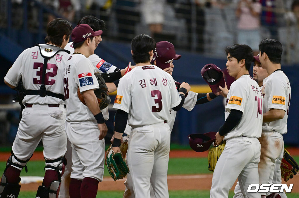 키움 히어로즈는 3일 서울 고척스카이돔에서 열린 ‘2024 신한은행 SOL Bank KBO리그’ LG 트윈스와의 경기에서 4-1로 승리했다. 승리가 확정된 순간 키움 선수들이 기쁨을 나누고 있다. 2024.07.03 / ksl0919@osen.co.kr