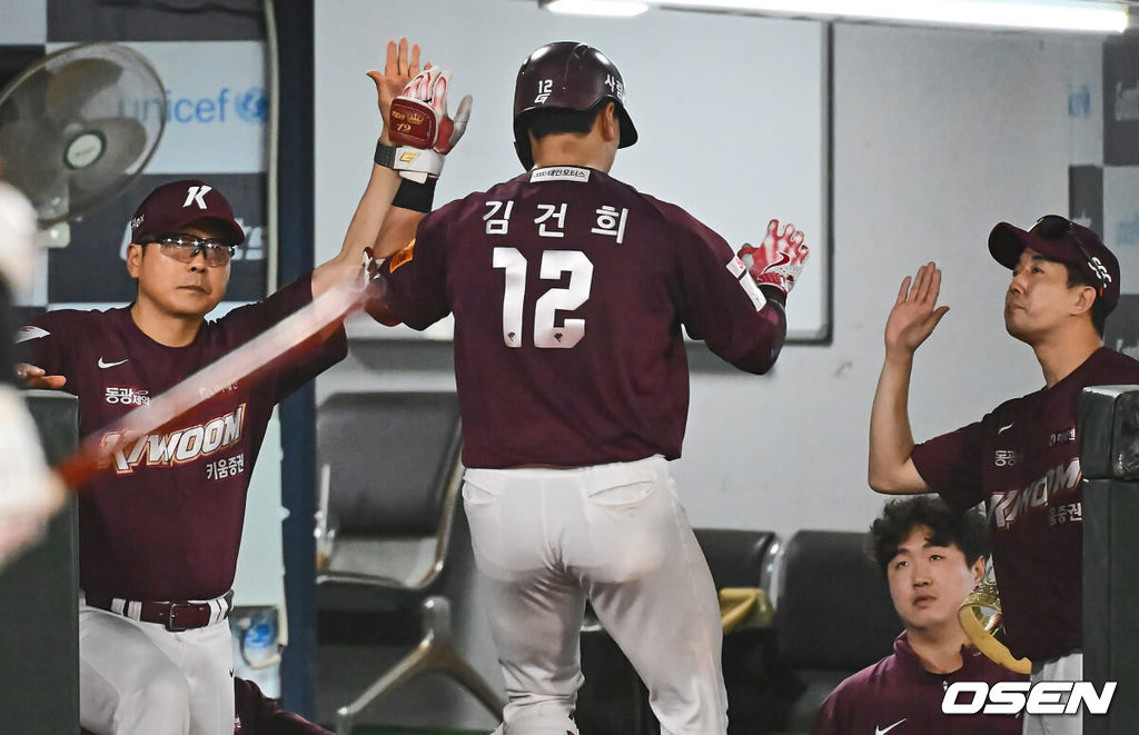 18일 부산 사직야구장에서 2024 신한 SOL 뱅크 KBO 리그 롯데 자이언츠와 키움 히어로즈의 경기가 열렸다. 홈팀 롯데는 이민석이 선발 출전하고 키움은 김윤하가 선발 출전했다.키움 히어로즈 홍원기 감독이 7회초 좌월 동점 솔로 홈런을 친 김건희와 하이파이브를 하고 있다. 2024.08.18 / foto0307@osen.co.kr