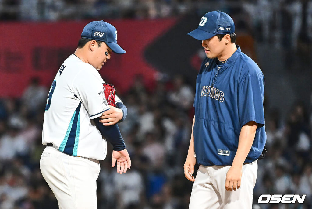 17일 창원NC파크에서 2024 신한 SOL 뱅크 KBO 리그 NC 다이노스와 삼성 라이온즈의 경기가 열렸다. 홈팀 NC는 신민혁이 선발 출전하고 방문팀 삼성 라이온즈는 이호성이 선발 출전했다. NC 다이노스 선발투수 신민혁이 5회초 오른쪽 팔꿈치를 만지고 있다. 2024.08.17 / foto0307@osen.co.kr