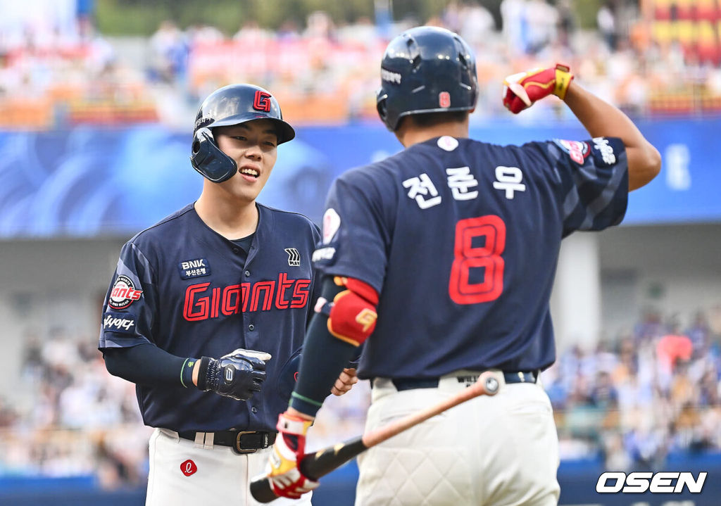 24일 대구삼성라이온즈파크에서 2024 신한 SOL 뱅크 KBO 리그 삼성 라이온즈와 롯데 자이언츠의 경기가 열렸다. 홈팀 삼성은 백정현이 방문팀 롯데는 정현수가 선발 출전했다. 롯데 자이언츠 고승민이 1회초 1사 1,2루 레이예스의 우월 3점 홈런 때 득점을 올리고 기뻐하고 있다. 2024.08.24 / foto0307@osen.co.kr