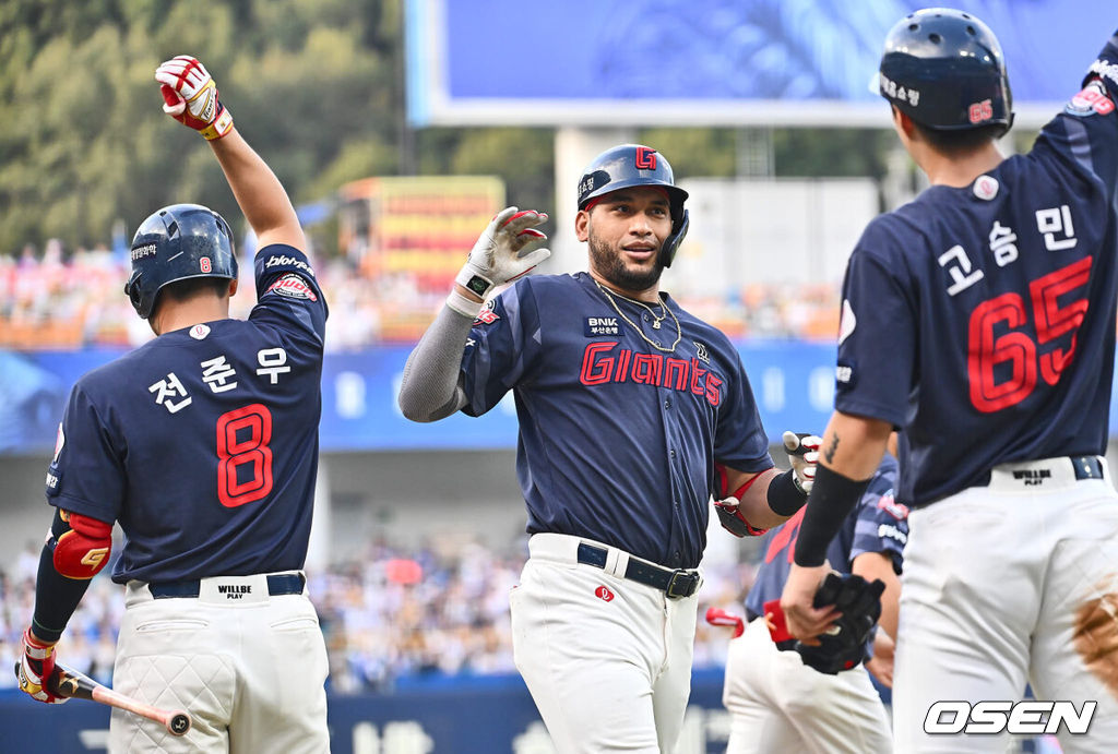 24일 대구삼성라이온즈파크에서 2024 신한 SOL 뱅크 KBO 리그 삼성 라이온즈와 롯데 자이언츠의 경기가 열렸다. 홈팀 삼성은 백정현이 방문팀 롯데는 정현수가 선발 출전했다. 롯데 자이언츠 레이예스가 1회초 1사 1,2루 우월 3점 홈런을 치고 기뻐하고 있다. 2024.08.24 / foto0307@osen.co.kr