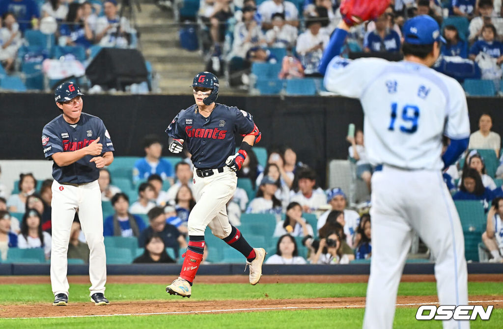 24일 대구삼성라이온즈파크에서 2024 신한 SOL 뱅크 KBO 리그 삼성 라이온즈와 롯데 자이언츠의 경기가 열렸다. 홈팀 삼성은 백정현이 방문팀 롯데는 정현수가 선발 출전했다. 롯데 자이언츠 윤동희가 9회초 2사 1루 좌월 2점 홈런을 치고 그라운드를 돌고 있다. 2024.08.24 / foto0307@osen.co.kr