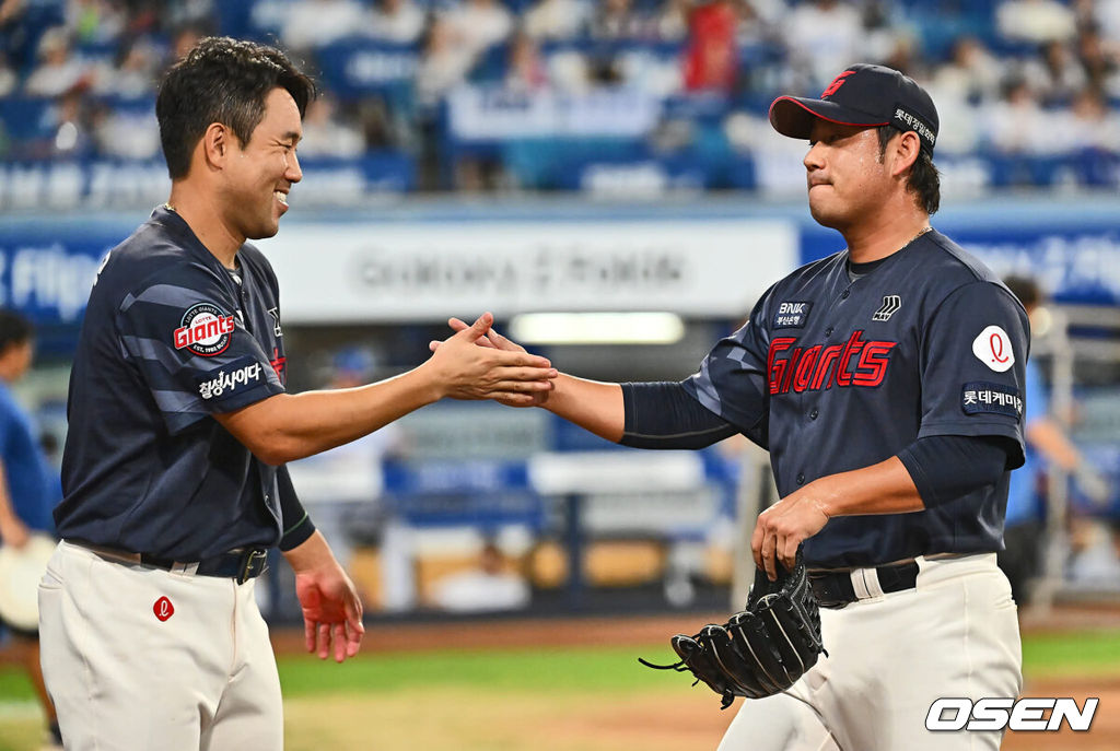 24일 대구삼성라이온즈파크에서 2024 신한 SOL 뱅크 KBO 리그 삼성 라이온즈와 롯데 자이언츠의 경기가 열렸다. 홈팀 삼성은 백정현이 방문팀 롯데는 정현수가 선발 출전했다. 롯데 자이언츠 김상수가 5말 수비를 무실점으로 막고 전준우와 하이파이브를 하고 있다. 2024.08.24 / foto0307@osen.co.kr