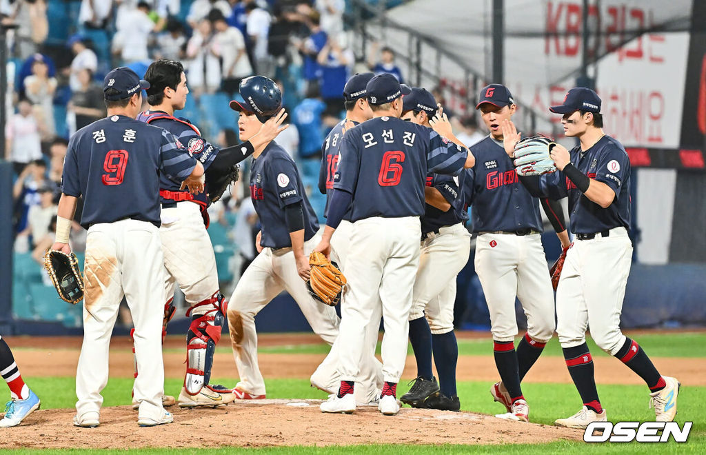 24일 대구삼성라이온즈파크에서 2024 신한 SOL 뱅크 KBO 리그 삼성 라이온즈와 롯데 자이언츠의 경기가 열렸다. 홈팀 삼성은 백정현이 방문팀 롯데는 정현수가 선발 출전했다. 롯데 자이언츠 선수들이 삼성 라이온즈에 11-3으로 승리한 후 기쁨을 나누고 있다. 2024.08.24 / foto0307@osen.co.kr