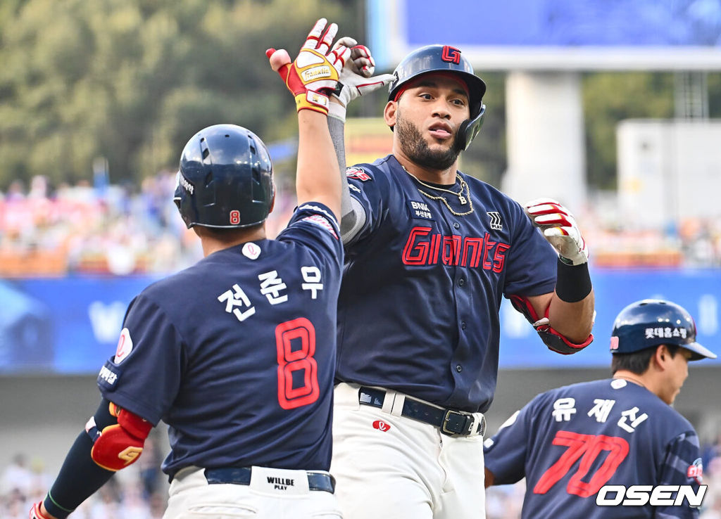 24일 대구삼성라이온즈파크에서 2024 신한 SOL 뱅크 KBO 리그 삼성 라이온즈와 롯데 자이언츠의 경기가 열렸다. 홈팀 삼성은 백정현이 방문팀 롯데는 정현수가 선발 출전했다. 롯데 자이언츠 레이예스가 1회초 1사 1,2루 우월 3점 홈런을 치고 기뻐하고 있다. 2024.08.24 / foto0307@osen.co.kr