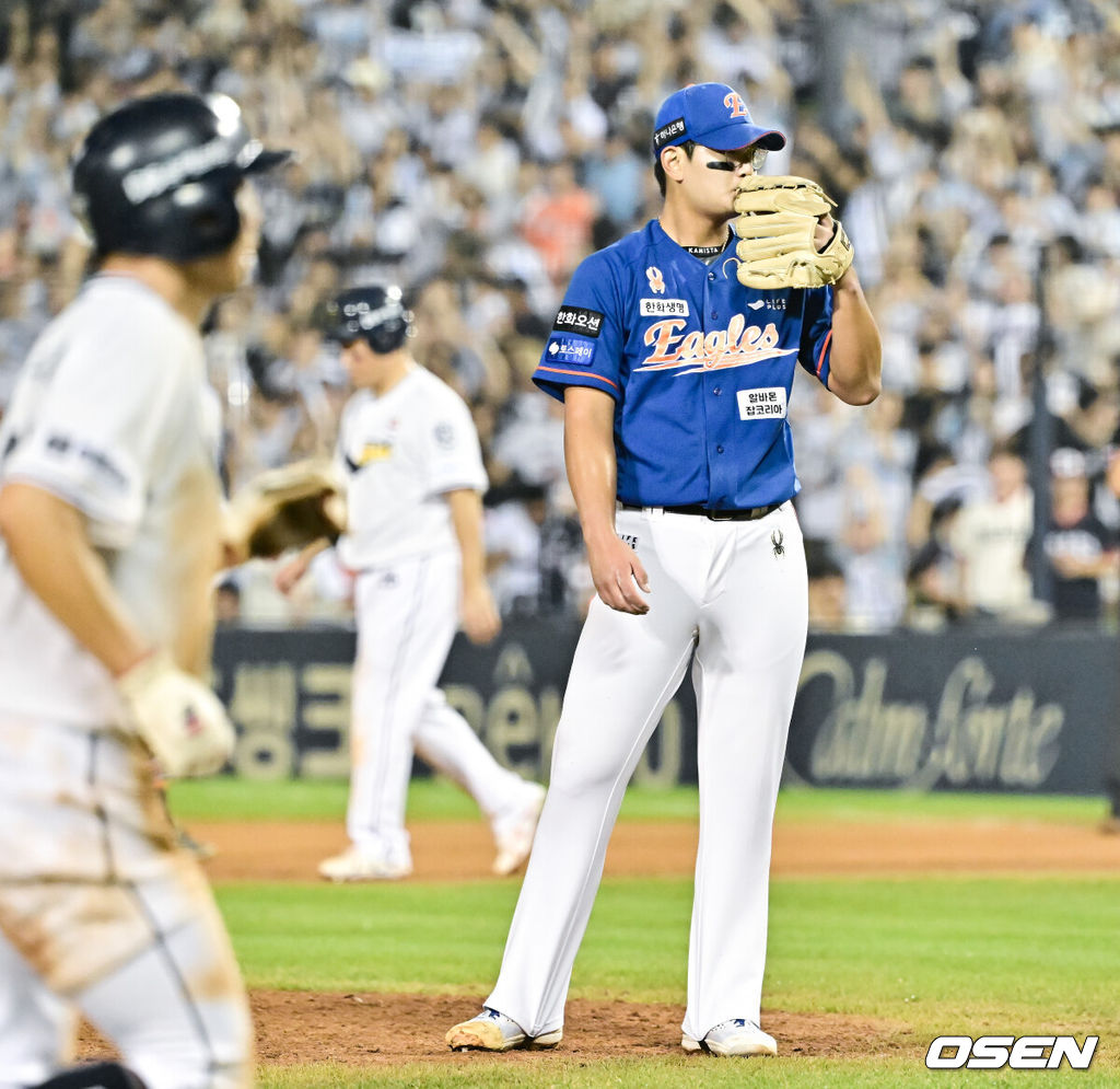 24일 오후 서울 잠실야구장에서 ‘2024 신한 SOL BANK KBO리그’ 두산 베어스와 한화 이글스의 경기가 진행됐다.이날 두산은 곽빈을, 한화는 바리아를 선발투수로 내세웠다.8회말 1사 만루 한화 김서현 투수가 두산 김재환에게 밀어내기 볼넷을 허용하고 있다.    2024.08.24 / soul1014@osen.co.kr