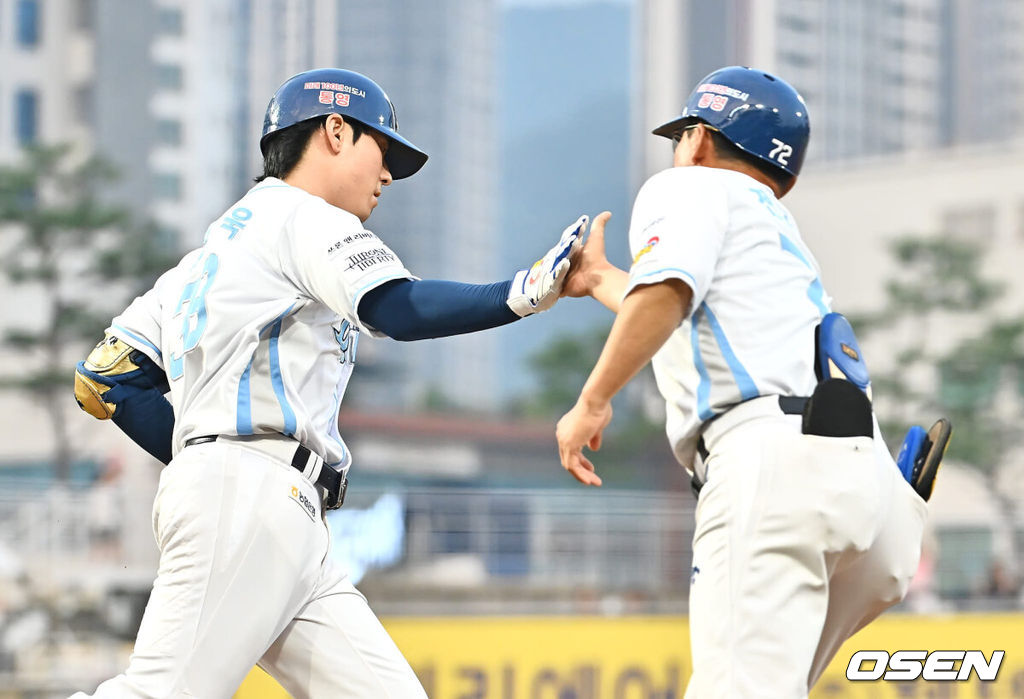 25일 창원NC파크에서 2024 신한 SOL 뱅크 KBO 리그 NC 다이노스와 KIA 타이거즈의 경기가 열렸다. 홈팀 NC는 요키시가 선발 출전하고 방문팀 KIA는 황동하가 선발 출전했다. NC 다이노스 김성욱이 2회말 2사 좌월 솔로 홈런을 치고 하이파이브를 하고 있다. 2024.08.25 / foto0307@osen.co.kr