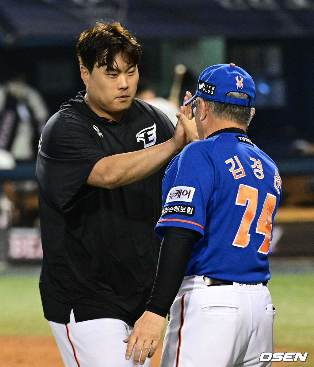 한화가 에이스 류현진의 명품 투구를 앞세워 19년 만에 두산 3연전을 독식했다. 프로야구 한화 이글스는 25일 서울 잠실구장에서 열린 2024 신한 SOL뱅크 KBO리그 두산 베어스와의 시즌 15차전에서 3-1로 승리했다. 한화는 주말 3연전을 싹쓸이하며 시즌 56승 2무 60패를 기록했다. 반면 3연패 수렁에 빠진 두산은 62승 2무 60패가 됐다. 경기를 마치고 한화 김경문 감독이 류현진과 승리를 기뻐하고  있다. 2024.08.25 / 