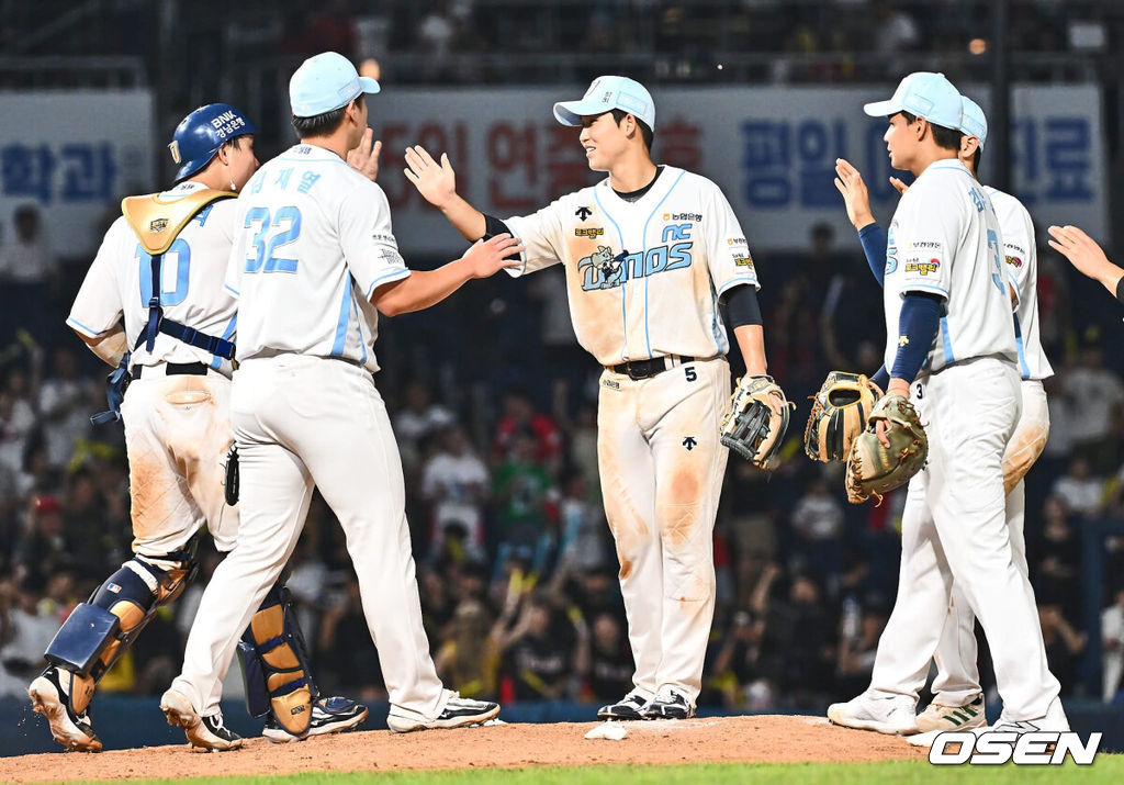 25일 창원NC파크에서 2024 신한 SOL 뱅크 KBO 리그 NC 다이노스와 KIA 타이거즈의 경기가 열렸다. 홈팀 NC는 요키시가 선발 출전하고 방문팀 KIA는 황동하가 선발 출전했다. NC 다이노스 선수들이 KIA 타이거즈에 8-2로 승리한 후 기쁨을 나누고 있다. 2024.08.25 / foto0307@osen.co.kr