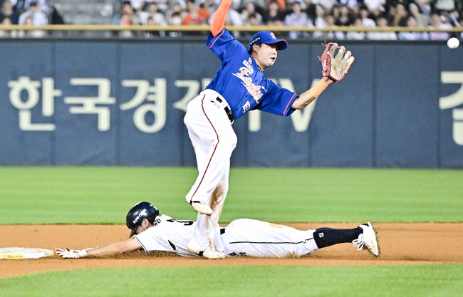 24일 오후 서울 잠실야구장에서 ‘2024 신한 SOL BANK KBO리그’ 두산 베어스와 한화 이글스의 경기가 진행됐다.이날 두산은 곽빈을, 한화는 바리아를 선발투수로 내세웠다.6회말 무사 1루 두산 제러드의 헛스윙 삼진때 1루 주자 정수빈이 도루 성공하고 있다. 2024.08.24 / soul1014@osen.co.kr