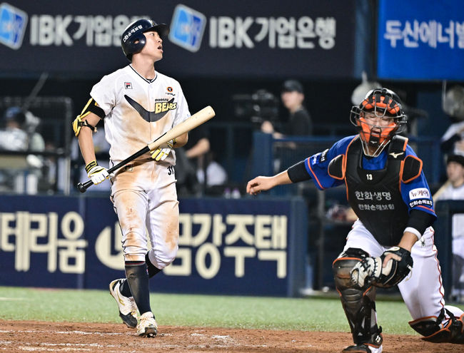 24일 오후 서울 잠실야구장에서 ‘2024 신한 SOL BANK KBO리그’ 두산 베어스와 한화 이글스의 경기가 진행됐다.이날 두산은 곽빈을, 한화는 바리아를 선발투수로 내세웠다.8회말 두산 선두타자 정수빈이 볼넷으로 출루하고 있다.    2024.08.24 / soul1014@osen.co.kr