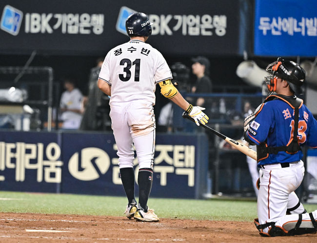 24일 오후 서울 잠실야구장에서 ‘2024 신한 SOL BANK KBO리그’ 두산 베어스와 한화 이글스의 경기가 진행됐다.이날 두산은 곽빈을, 한화는 바리아를 선발투수로 내세웠다.9회말 두산 선두타자 정수빈이 볼넷 출루하고 있다. 정수빈은 이날 5타석 5출루   2024.08.24 / soul1014@osen.co.kr