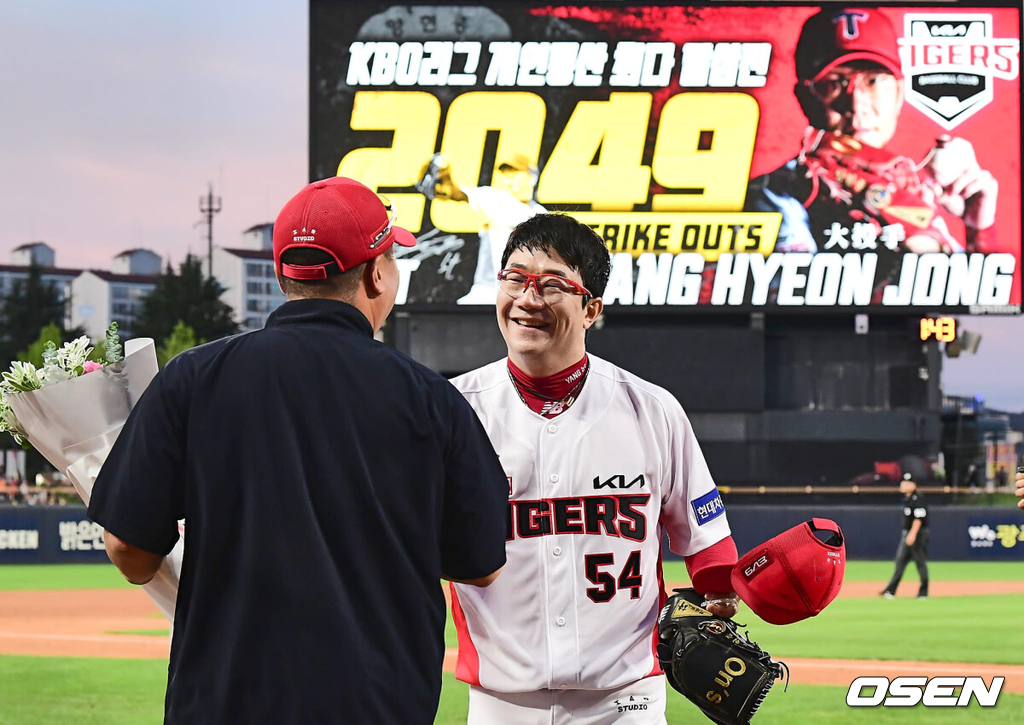 8월 21일 광주-기아 챔피언스필드에서 2024 신한 SOL 뱅크 KBO 리그 KIA 타이거즈와 롯데 자이언츠의 경기가 열렸다.홈팀 KIA는 양현종이 선발 출전하고 방문팀 롯데는 박세웅이 선발 출전했다.KIA 타이거즈 선발투수 양현종이 3회초 2사 1루 롯데 자이언츠 윤동희를 삼진으로 잡고 KBO 통산 최다탈삼진 신기록(2049개)을 세우고 이범호 감독과 기쁨을 나누고 있다. 2024.08.21 / foto0307@osen.co.kr