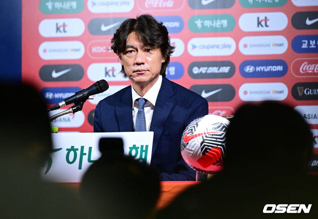 홍명보 감독이 이끄는 축구대표팀이 26일 오전 서울 종로구 신문로 축구회관에서 2026 FIFA 북중미 월드컵 3차 예선 명단발표 기자회견이 열렸다.축구대표팀은 오는 9월 5일 서울월드컵경기장에서 팔레스타인을 상대로 예선 1차전을 치른다. 10일 오만에서 원정 2차전을 이어간다.홍명보 감독이 질문에 답을 하고 있다. 2024.08.26 / jpnews@osen.co.kr