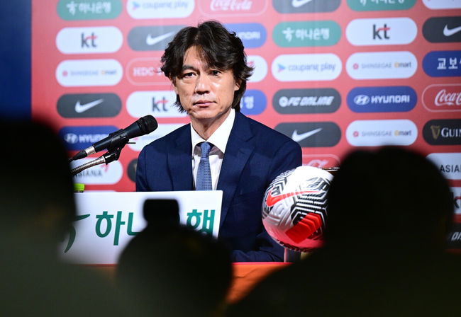 홍명보 감독이 이끄는 축구대표팀이 26일 오전 서울 종로구 신문로 축구회관에서 2026 FIFA 북중미 월드컵 3차 예선 명단발표 기자회견이 열렸다.축구대표팀은 오는 9월 5일 서울월드컵경기장에서 팔레스타인을 상대로 예선 1차전을 치른다. 10일 오만에서 원정 2차전을 이어간다.홍명보 감독이 질문에 답을 하고 있다. 2024.08.26 / jpnews@osen.co.kr