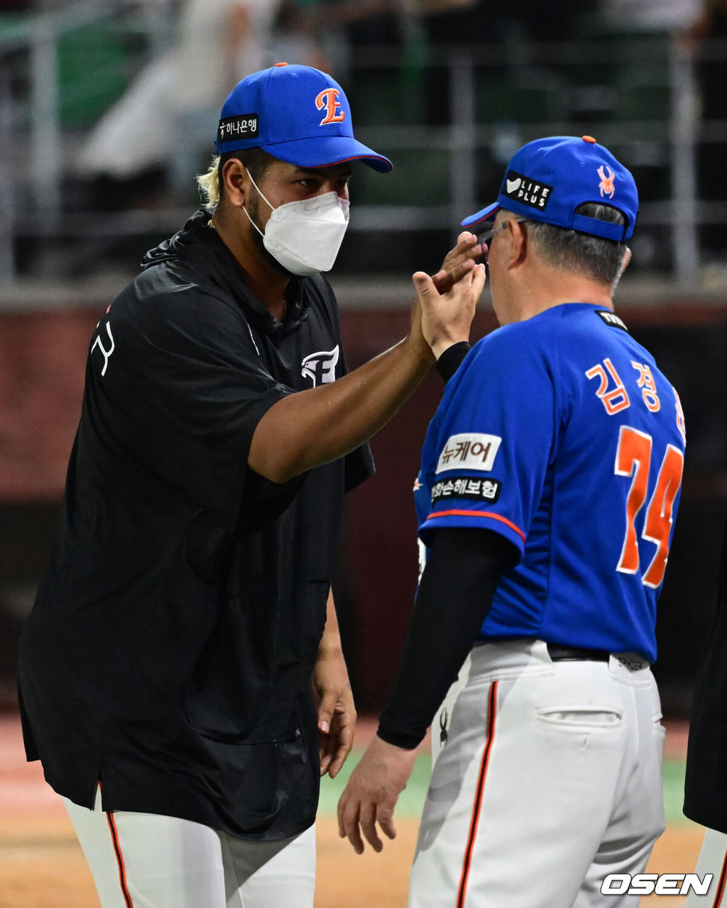 한화 김경문 감독(오른쪽)이 하이메 바리아와 하이파이브를 하고 있다. 2024.08.17 / ksl0919@osen.co.kr