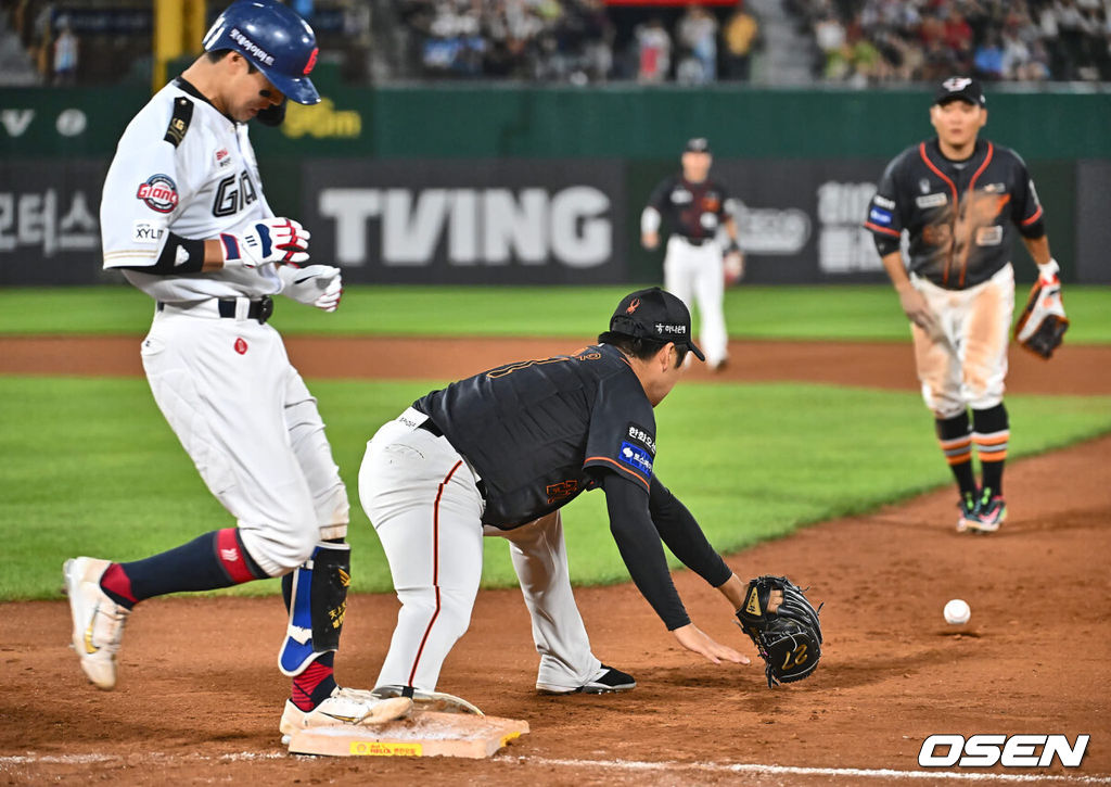 롯데 손성빈이 6회말 한화 1루수 김태연의 송구 실책으로 세이프되고 있다. 2024.06.28 / foto0307@osen.co.kr