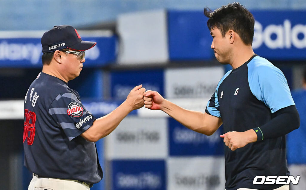 24일 대구삼성라이온즈파크에서 2024 신한 SOL 뱅크 KBO 리그 삼성 라이온즈와 롯데 자이언츠의 경기가 열렸다. 홈팀 삼성은 백정현이 방문팀 롯데는 정현수가 선발 출전했다. 롯데 자이언츠 김태형 감독이 삼성 라이온즈에 11-3으로 승리한 후 전준우와 기쁨을 나누고 있다. 2024.08.24 / foto0307@osen.co.kr