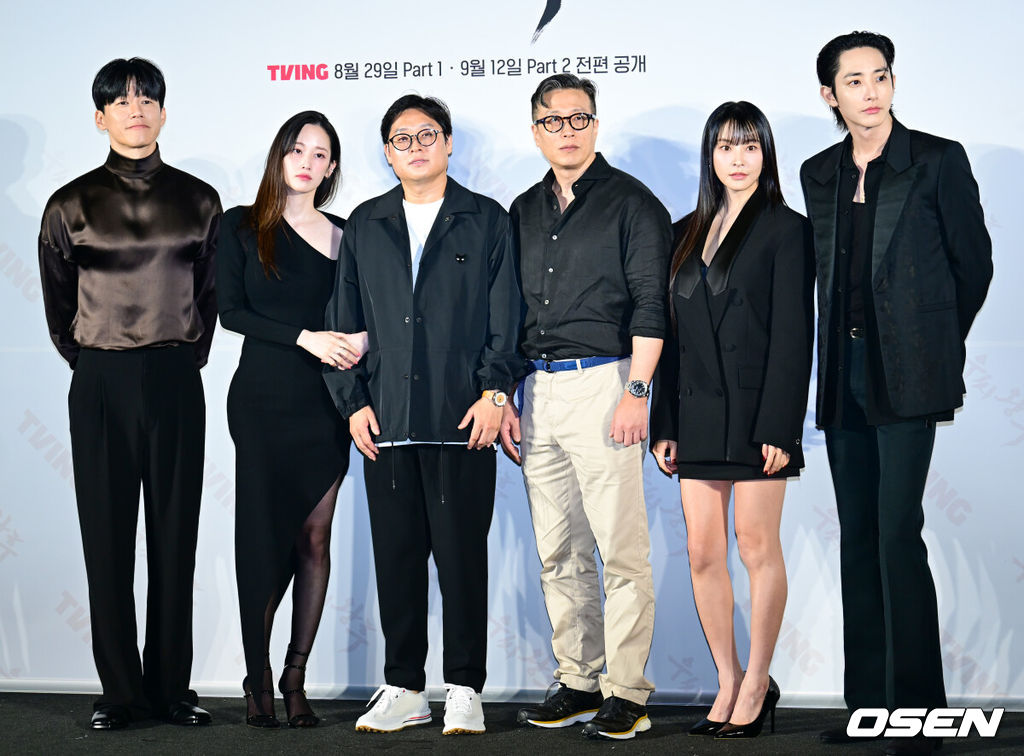 27일 오후 서울 서울 용산구 한강대로 CGV 용산아이파크몰에서 티빙 오리지널 시리즈 ‘우씨왕후’의 제작발표회가 열렸다. 드라마 ‘우씨왕후’는 갑작스러운 왕의 죽음으로 왕위를 노리는 왕자들과 권력을 잡으려는 다섯 부족의 표적이 된 우씨왕후가 24시간 안에 새로운 왕을 세우기 위해 고군분투하는 추격 액션 사극이다. 배우 김무열, 전종서, 정세교 감독, 이병학 작가, 정유미, 이수혁이 포토타임을 갖고 있다. 2024.08.27 /ksl0919@osen.co.kr