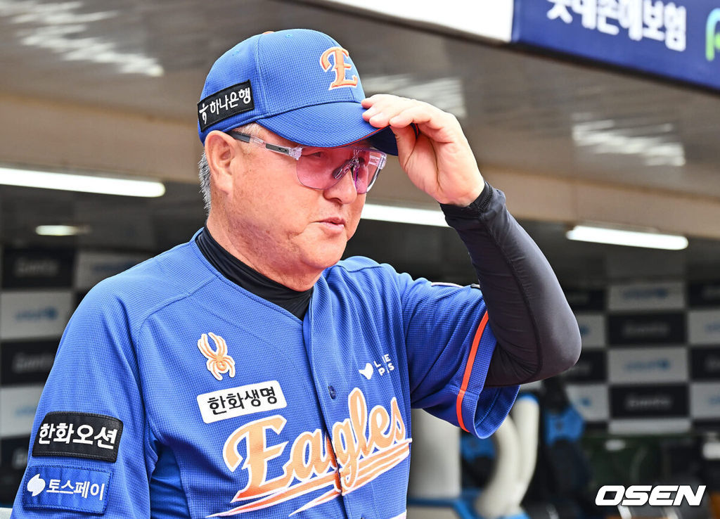 27일 부산 사직야구장에서 2024 신한 SOL 뱅크 KBO 리그 롯데 자이언츠와 한화 이글스의 경기가 열린다. 홈팀 롯데는 박세웅이 선발 출전하고 한화 이글스는 문동주가 선발 출전한다.한화 이글스 김경문 감독이 방송 해설진과 얘기하고 있다. 2024.08.27 / foto0307@osen.co.kr