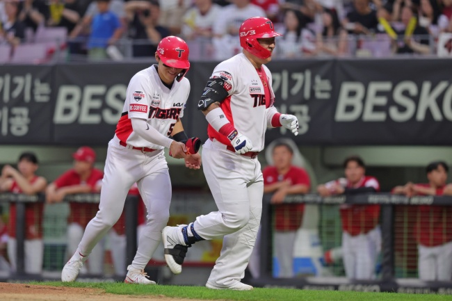 최형우가 1회말 투런홈런을 날리고 박찬호의 환영을 받고 있다./KIA 타이거즈 제공