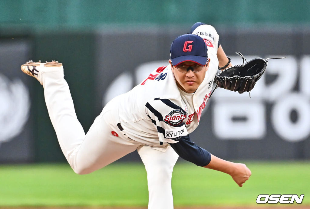 27일 부산 사직야구장에서 2024 신한 SOL 뱅크 KBO 리그 롯데 자이언츠와 한화 이글스의 경기가 열렸다. 홈팀 롯데는 박세웅이 선발 출전하고 한화 이글스는 문동주가 선발 출전했다.롯데 자이언츠 선발 투수 박세웅이 역투하고 있다. 2024.08.27 / foto0307@osen.co.kr