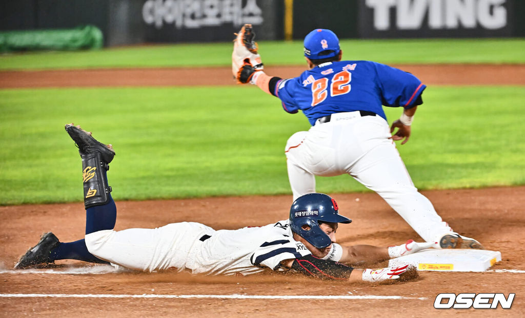 27일 부산 사직야구장에서 2024 신한 SOL 뱅크 KBO 리그 롯데 자이언츠와 한화 이글스의 경기가 열렸다. 홈팀 롯데는 박세웅이 선발 출전하고 한화 이글스는 문동주가 선발 출전했다.롯데 자이언츠 황성빈이 3회말 무사 유격수 왼쪽 내야 안타를 치고 세이프되고 있다. 2024.08.27 / foto0307@osen.co.kr