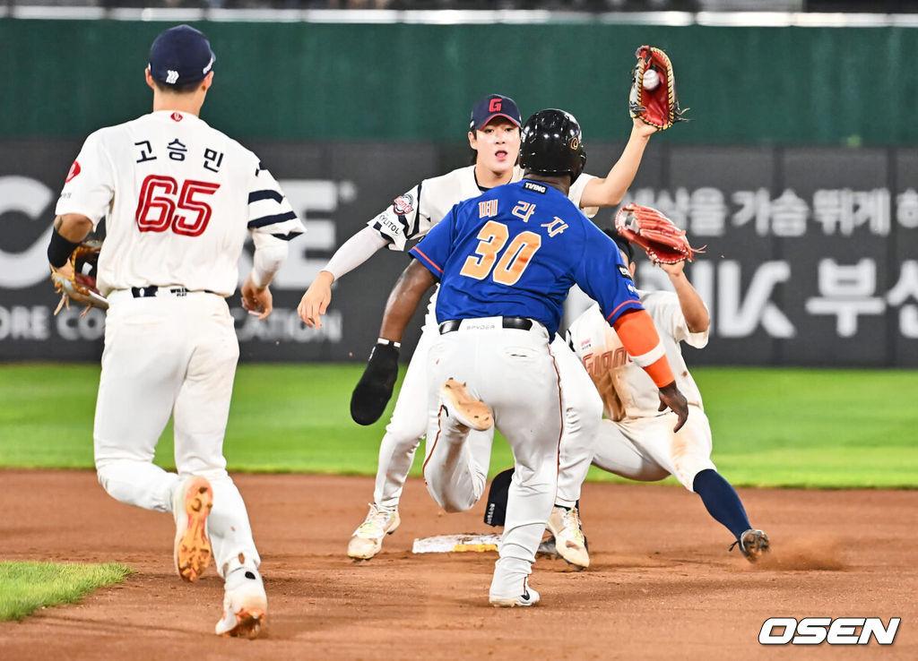 27일 부산 사직야구장에서 2024 신한 SOL 뱅크 KBO 리그 롯데 자이언츠와 한화 이글스의 경기가 열렸다. 홈팀 롯데는 박세웅이 선발 출전하고 한화 이글스는 문동주가 선발 출전했다.한화 이글스 페라자가 4회초 무사 1루 장진혁의 투수 번트에 2루로 향하다 협살 당하고 있다. 2024.08.27 / foto0307@osen.co.kr