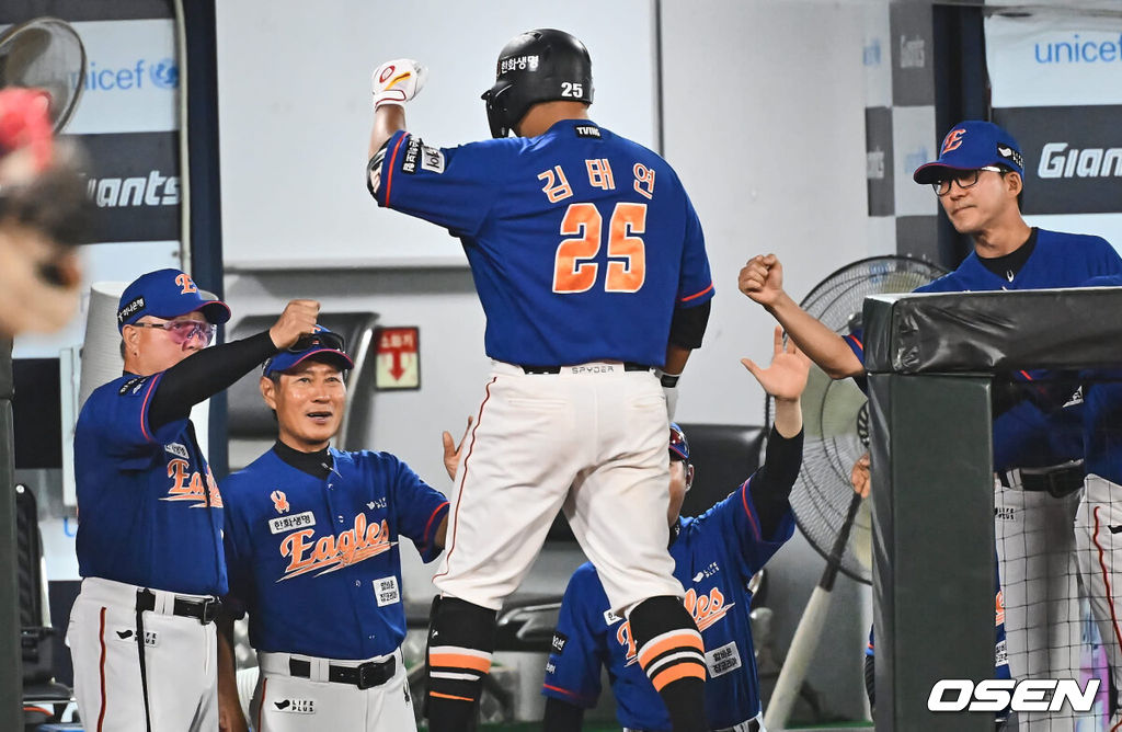 27일 부산 사직야구장에서 2024 신한 SOL 뱅크 KBO 리그 롯데 자이언츠와 한화 이글스의 경기가 열렸다. 홈팀 롯데는 박세웅이 선발 출전하고 한화 이글스는 문동주가 선발 출전했다.한화 이글스 김경문 감독이 7회초 무사 2,3루 1타점 2루수 땅볼을 친 김태연과 하이파이브를 하고 있다. 2024.08.27 / foto0307@osen.co.kr