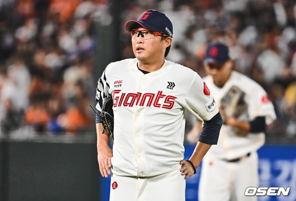 27일 부산 사직야구장에서 2024 신한 SOL 뱅크 KBO 리그 롯데 자이언츠와 한화 이글스의 경기가 열렸다. 홈팀 롯데는 박세웅이 선발 출전하고 한화 이글스는 문동주가 선발 출전했다.롯데 자이언츠 박세웅이 7회초 1실점하고 아쉬워하고 있다. 2024.08.27 / foto0307@osen.co.kr