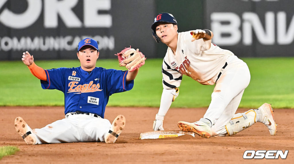 27일 부산 사직야구장에서 2024 신한 SOL 뱅크 KBO 리그 롯데 자이언츠와 한화 이글스의 경기가 열렸다. 홈팀 롯데는 박세웅이 선발 출전하고 한화 이글스는 문동주가 선발 출전했다.롯데 자이언츠 고승민이 8회말 무사 우익수 오른쪽 2루타를 치고 세이프되고 있다. 2024.08.27 / foto0307@osen.co.kr