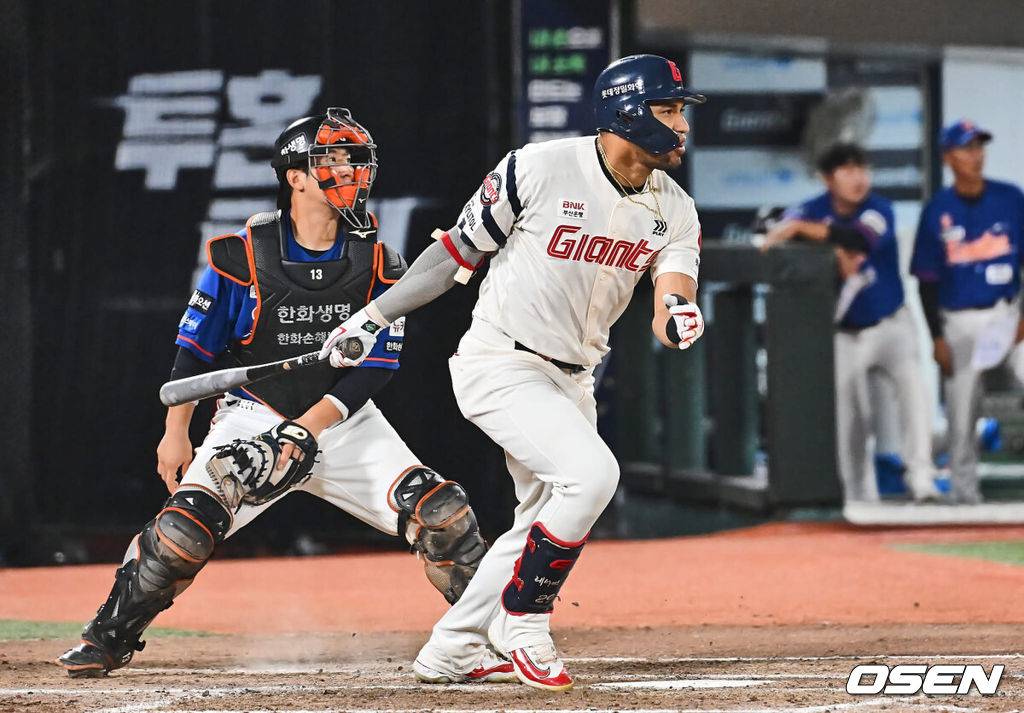 27일 부산 사직야구장에서 2024 신한 SOL 뱅크 KBO 리그 롯데 자이언츠와 한화 이글스의 경기가 열렸다. 홈팀 롯데는 박세웅이 선발 출전하고 한화 이글스는 문동주가 선발 출전했다.롯데 자이언츠 레이예스가 8회말 무사 1,3루 중견수 희생플라이를 치고 있다. 2024.08.27 / foto0307@osen.co.kr