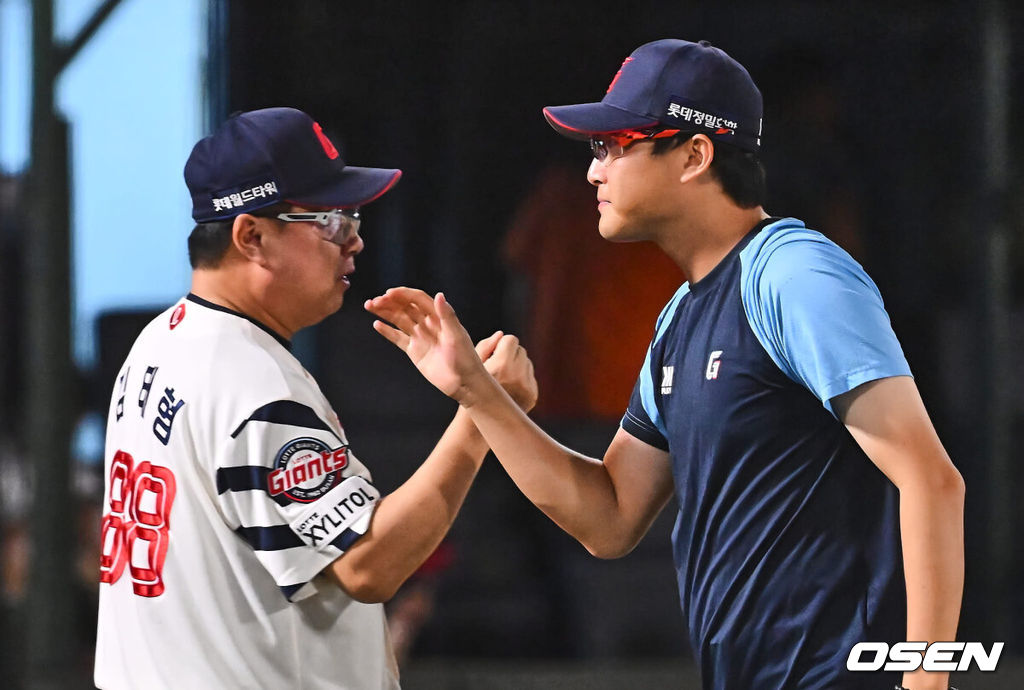 27일 부산 사직야구장에서 2024 신한 SOL 뱅크 KBO 리그 롯데 자이언츠와 한화 이글스의 경기가 열렸다. 홈팀 롯데는 박세웅이 선발 출전하고 한화 이글스는 문동주가 선발 출전했다.롯데 자이언츠 박세웅이 한화 이글스에 3-1로 역전승하고 김태형 감독과 기쁨을 나누고 있다. 2024.08.27 / foto0307@osen.co.kr