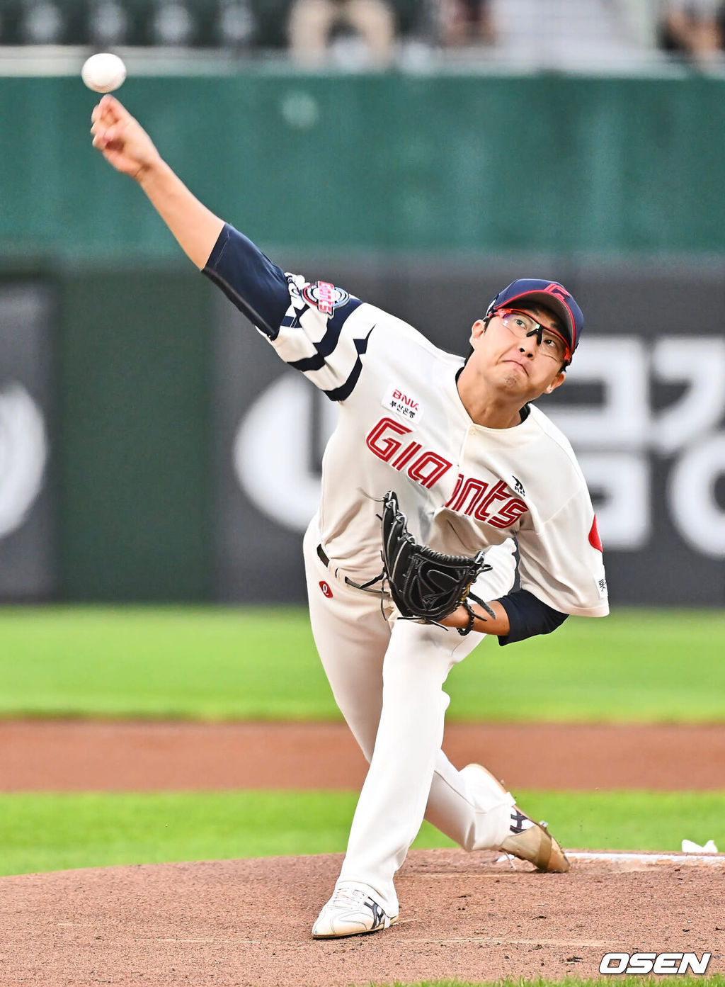 27일 부산 사직야구장에서 2024 신한 SOL 뱅크 KBO 리그 롯데 자이언츠와 한화 이글스의 경기가 열렸다. 홈팀 롯데는 박세웅이 선발 출전하고 한화 이글스는 문동주가 선발 출전했다.롯데 자이언츠 선발 투수 박세웅이 역투하고 있다. 2024.08.27 / foto0307@osen.co.kr