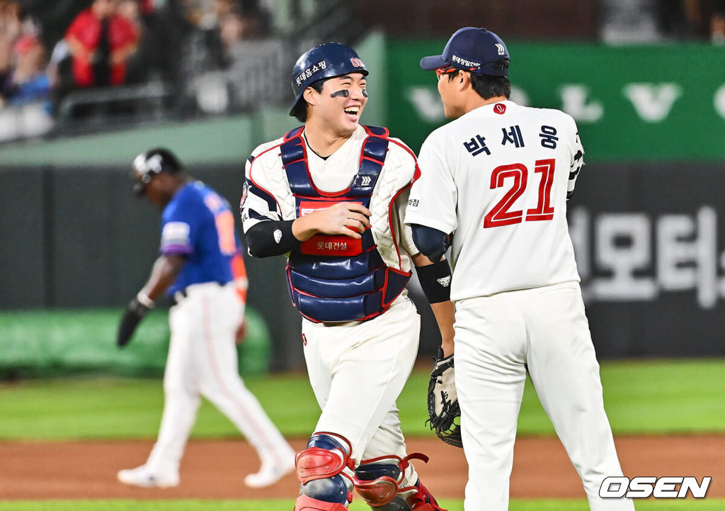 27일 부산 사직야구장에서 2024 신한 SOL 뱅크 KBO 리그 롯데 자이언츠와 한화 이글스의 경기가 열렸다. 홈팀 롯데는 박세웅이 선발 출전하고 한화 이글스는 문동주가 선발 출전했다.롯데 자이언츠 손성빈이 4회초 무사 1루 한화 이글스 장진혁의 투수 번트에 2루로 향하는 페라자까지 잡아 병살에 성공한 후 박세웅과 기쁨을 나누고 있다. 2024.08.27 / foto0307@osen.co.kr