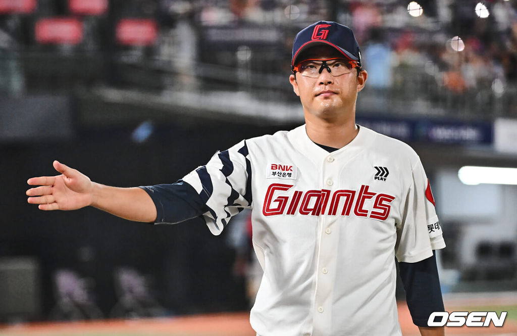 27일 부산 사직야구장에서 2024 신한 SOL 뱅크 KBO 리그 롯데 자이언츠와 한화 이글스의 경기가 열렸다. 홈팀 롯데는 박세웅이 선발 출전하고 한화 이글스는 문동주가 선발 출전했다.롯데 자이언츠 선발 투수 박세웅이 6회까지 무실점 호투하고 하이파이브를 하고 있다. 2024.08.27 / foto0307@osen.co.kr