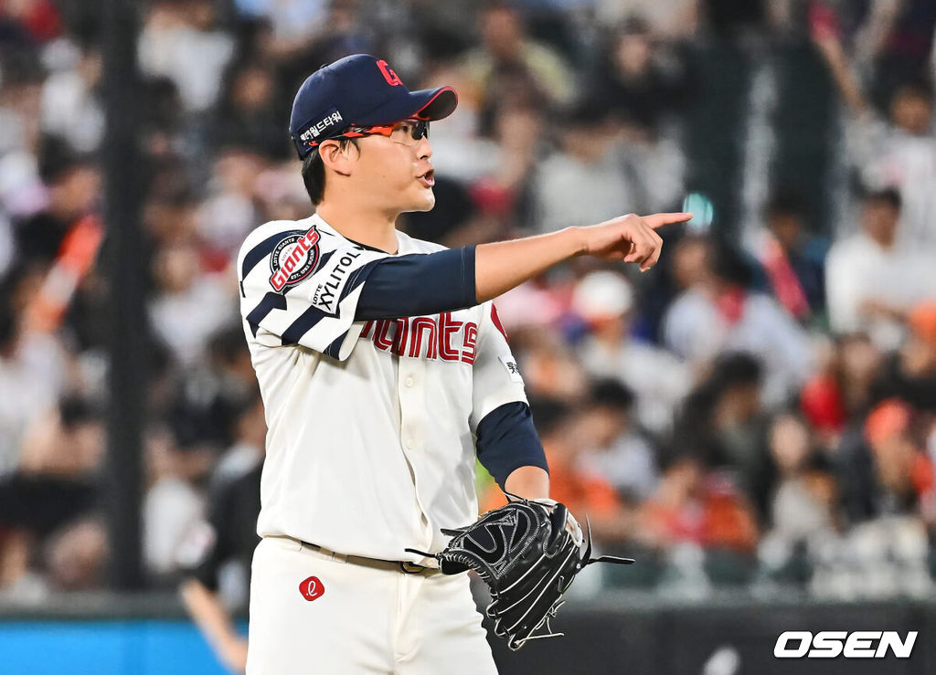 27일 부산 사직야구장에서 2024 신한 SOL 뱅크 KBO 리그 롯데 자이언츠와 한화 이글스의 경기가 열렸다. 홈팀 롯데는 박세웅이 선발 출전하고 한화 이글스는 문동주가 선발 출전했다.롯데 자이언츠 선발 투수 박세웅이 3회초 무사 한화 이글스 김인환의 2루 땅볼을 몸을 날려 잡아 아웃시킨 고승민을 향해 감사를 표하고 있다. 2024.08.27 / foto0307@osen.co.kr