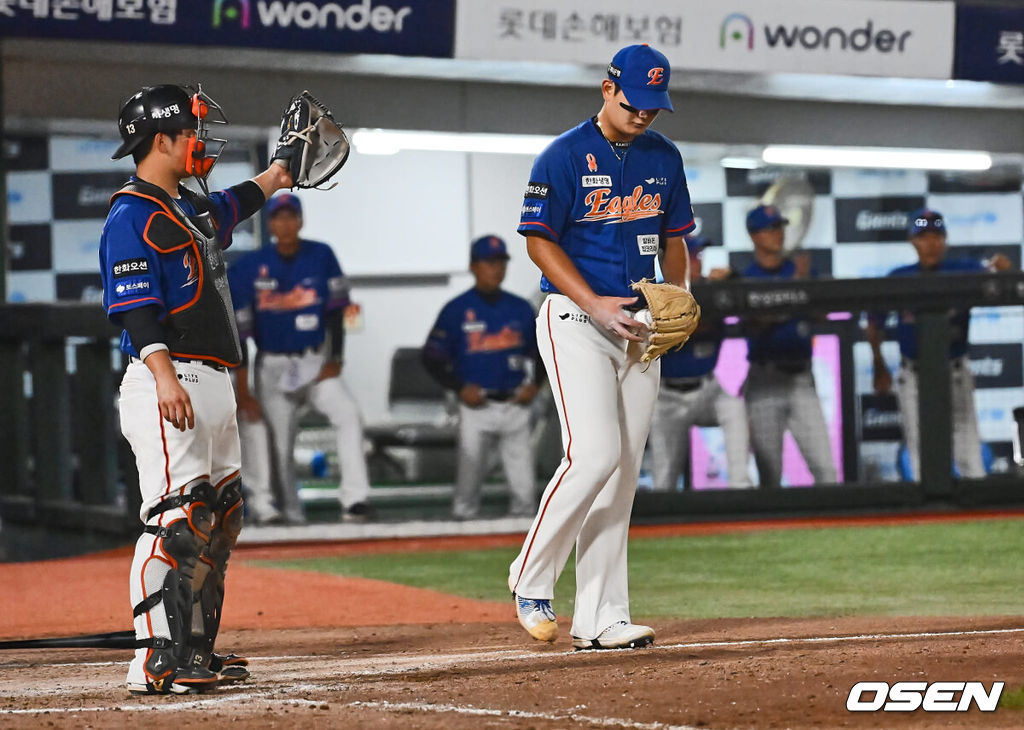 27일 부산 사직야구장에서 2024 신한 SOL 뱅크 KBO 리그 롯데 자이언츠와 한화 이글스의 경기가 열렸다. 한화 김서현이 8회말 2사 1,2루 롯데 윤동희에게 우중간 역전 1타점 안타를 맞고 고개를 떨구고 있다. 2024.08.27 / foto0307@osen.co.kr