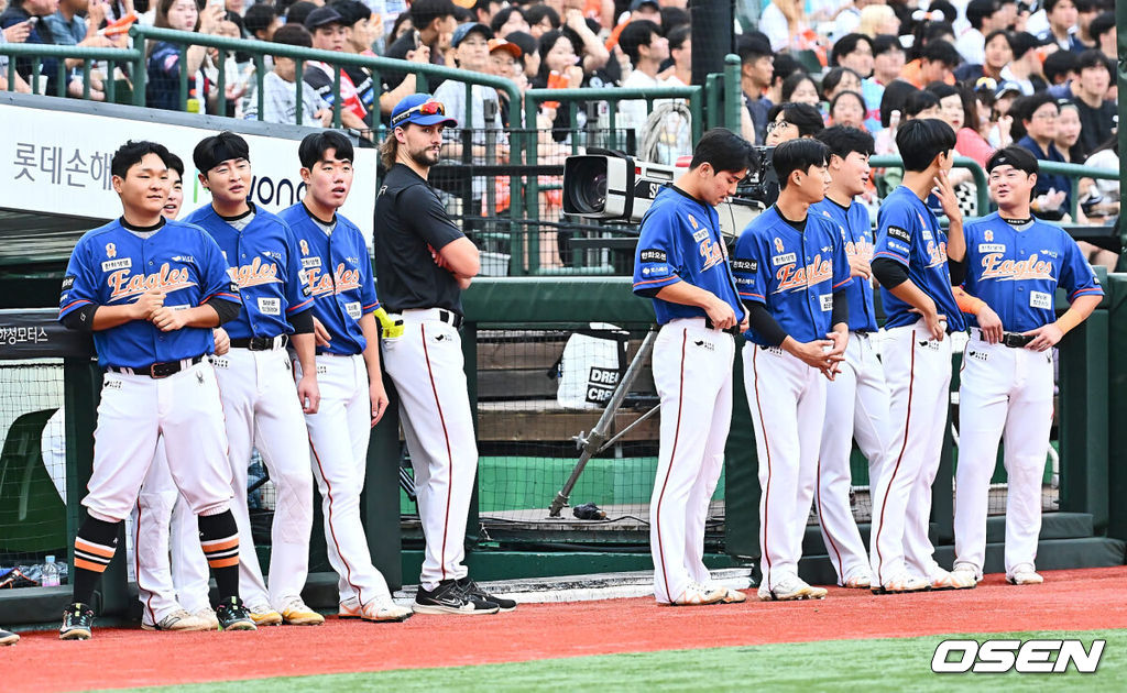 27일 부산 사직야구장에서 2024 신한 SOL 뱅크 KBO 리그 롯데 자이언츠와 한화 이글스의 경기가 열렸다. 홈팀 롯데는 박세웅이 선발 출전하고 한화 이글스는 문동주가 선발 출전했다.한화 이글스 선수들이 푸른색 유니폼을 입고 경기에 출전하고 있다. 2024.08.27 / foto0307@osen.co.kr