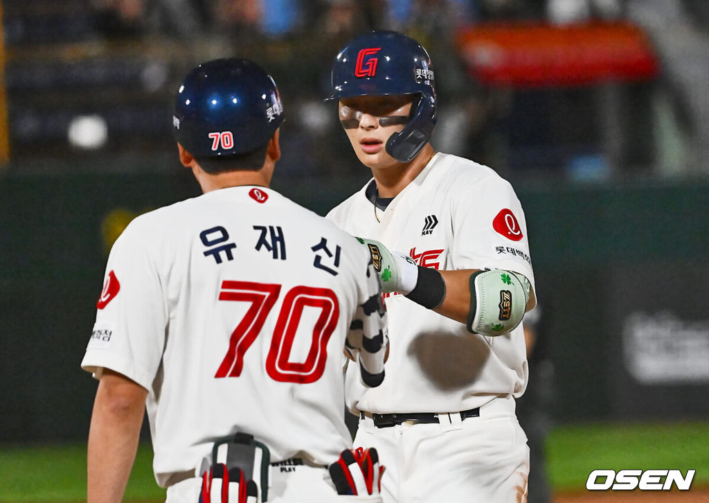 27일 부산 사직야구장에서 2024 신한 SOL 뱅크 KBO 리그 롯데 자이언츠와 한화 이글스의 경기가 열렸다. 홈팀 롯데는 박세웅이 선발 출전하고 한화 이글스는 문동주가 선발 출전했다.롯데 자이언츠 윤동희가 8회말 2사 1,2루 우중간 역전 1타점 안타를 치고 세리머니를 하고 있다. 2024.08.27 / foto0307@osen.co.kr