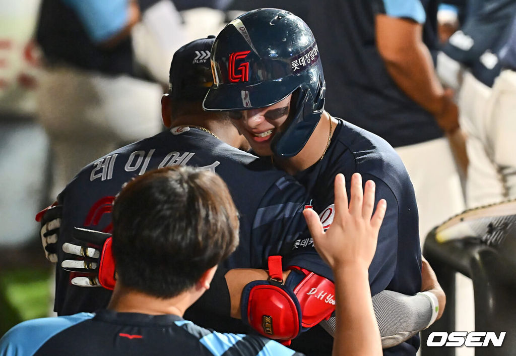 24일 대구삼성라이온즈파크에서 2024 신한 SOL 뱅크 KBO 리그 삼성 라이온즈와 롯데 자이언츠의 경기가 열렸다. 홈팀 삼성은 백정현이 방문팀 롯데는 정현수가 선발 출전했다. 롯데 자이언츠 윤동희가 9회초 2사 1루 좌월 2점 홈런을 치고 레이예스와 포옹을 하고 있다. 2024.08.24 / foto0307@osen.co.kr