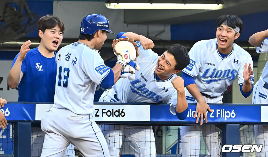 20일 대구삼성라이온즈파크에서 2024 신한 SOL 뱅크 KBO 리그 삼성 라이온즈와 롯데 자이언츠의 경기가 열렸다. 홈팀 삼성은 원태인이 방문팀 롯데는 이인복이 선발 출전했다. 삼성 라이온즈 이성규가 4회말 좌월 솔로 홈런을 치고 하이파이브를 하고 있다. 2024.07.20 / foto0307@osen.co.kr