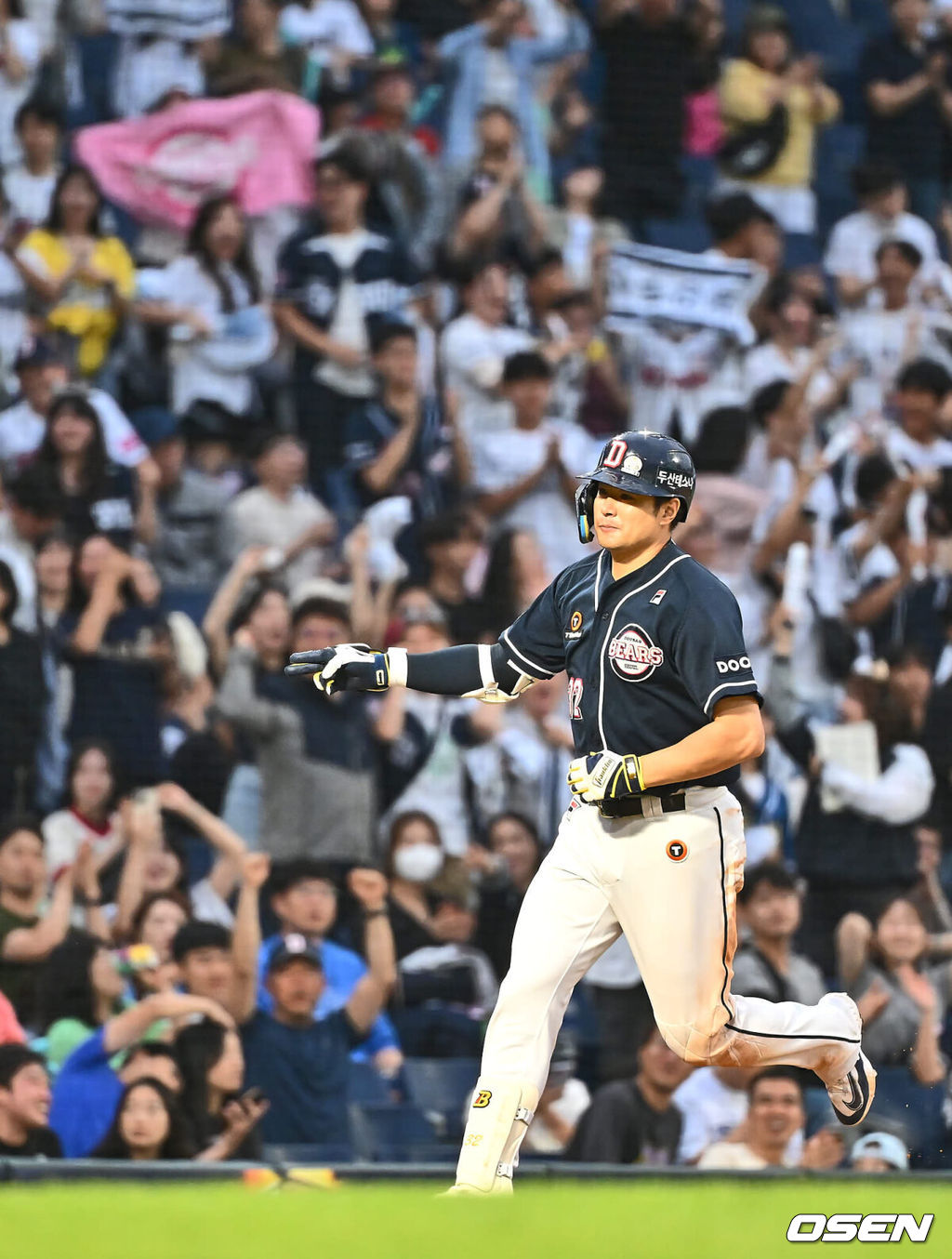 6일 창원NC파크에서 2024 신한 SOL 뱅크 KBO 리그 NC 다이노스와 두산 베어스의 경기가 열렸다. 2게임 연속 연장 승부끝에 역전패 당한 홈팀 NC는 임상현, 이승엽 감독의 2게임 연속 퇴장에도 역전승을 올리며 스윕을 노리는 원정팀 두산은 브랜든을 선발로 내세웠다.두산 베어스 김재환이 7회초 2사 1,2루 우중월 3점 홈런을 치고 세리머니를 하고 있다. 2024.06.06 / foto0307@osen.co.kr