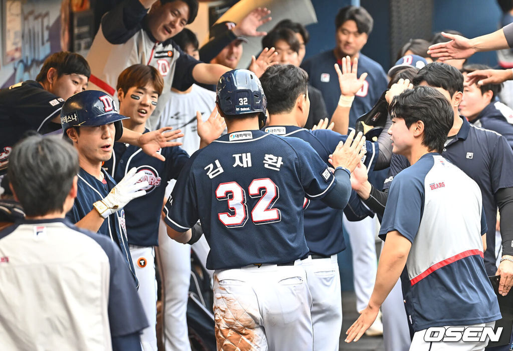 6일 창원NC파크에서 2024 신한 SOL 뱅크 KBO 리그 NC 다이노스와 두산 베어스의 경기가 열렸다. 2게임 연속 연장 승부끝에 역전패 당한 홈팀 NC는 임상현, 이승엽 감독의 2게임 연속 퇴장에도 역전승을 올리며 스윕을 노리는 원정팀 두산은 브랜든을 선발로 내세웠다.두산 베어스 김재환과 양의지가 1회초 2사 2,3루 양석환의 좌익수 앞 2타점 안타 때 득점을 올리고 하이파이브를 하고 있다. 2024.06.06 / foto0307@osen.co.kr