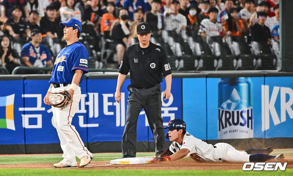 27일 부산 사직야구장에서 2024 신한 SOL 뱅크 KBO 리그 롯데 자이언츠와 한화 이글스의 경기가 열렸다. 홈팀 롯데는 박세웅이 선발 출전하고 한화 이글스는 문동주가 선발 출전했다.롯데 자이언츠 황성빈이 3회말 무사 1루 한화 이글스 문동주의 폭투때 3루까지 진루하고 있다. 2024.08.27 / foto0307@osen.co.kr