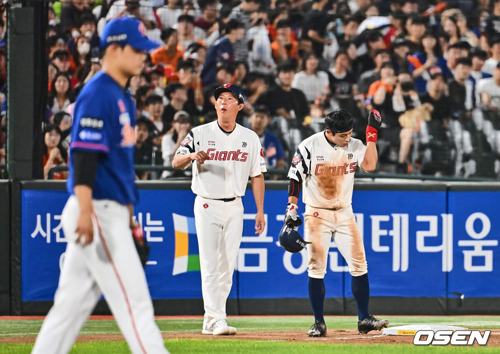 27일 부산 사직야구장에서 2024 신한 SOL 뱅크 KBO 리그 롯데 자이언츠와 한화 이글스의 경기가 열렸다. 홈팀 롯데는 박세웅이 선발 출전하고 한화 이글스는 문동주가 선발 출전했다.롯데 자이언츠 황성빈이 3회말 무사 1루 한화 이글스 문동주의 폭투때 3루까지 진루하고 있다. 2024.08.27 / foto0307@osen.co.kr