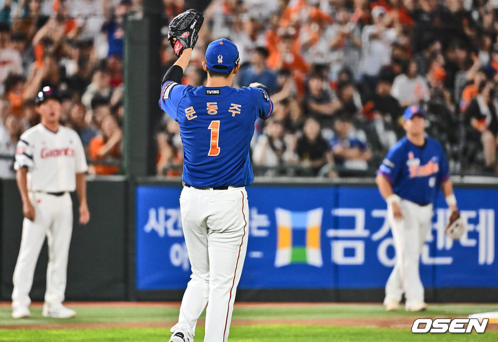 27일 부산 사직야구장에서 2024 신한 SOL 뱅크 KBO 리그 롯데 자이언츠와 한화 이글스의 경기가 열렸다. 홈팀 롯데는 박세웅이 선발 출전하고 한화 이글스는 문동주가 선발 출전했다.한화 이글스 문동주가 3회말 무사 3루 롯데 자이언츠 고승민의 3루 직선타에 병살 잡은 노시환을 보며 감사를 하고 있다. 2024.08.27 / foto0307@osen.co.kr