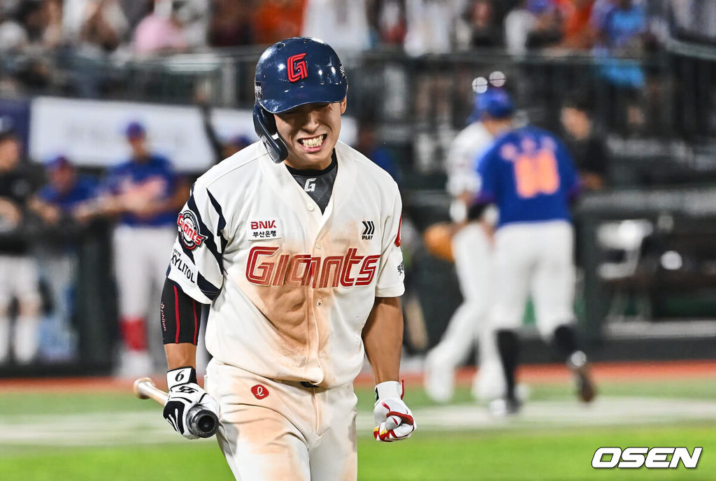 27일 부산 사직야구장에서 2024 신한 SOL 뱅크 KBO 리그 롯데 자이언츠와 한화 이글스의 경기가 열렸다. 홈팀 롯데는 박세웅이 선발 출전하고 한화 이글스는 문동주가 선발 출전했다.롯데 자이언츠 황성빈이 7회말 2사 1,2루 좌익수 파울 플라이로 아웃되자 화가 난 듯한 표정으로 아쉬워하고 있다. 2024.08.27 / foto0307@osen.co.kr