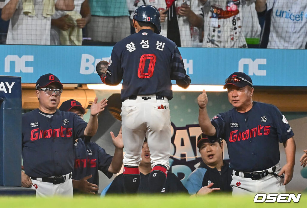 28일 창원NC파크에서 2024 신한 SOL 뱅크 KBO 리그 NC 다이노스와 롯데 자이언츠의 경기가 열렸다. 홈팀 NC는 최성영이 방문팀 롯데는 윌커슨이 선발 출전했다. 롯데 자이언츠 황성빈이 연장 10회초 무사 1루 나승엽의 우익수 오른쪽 2루타때 역전 득점에 성공, 김태형 감독의 축하를 받고 있다. 2024.07.28 / foto0307@osen.co.kr